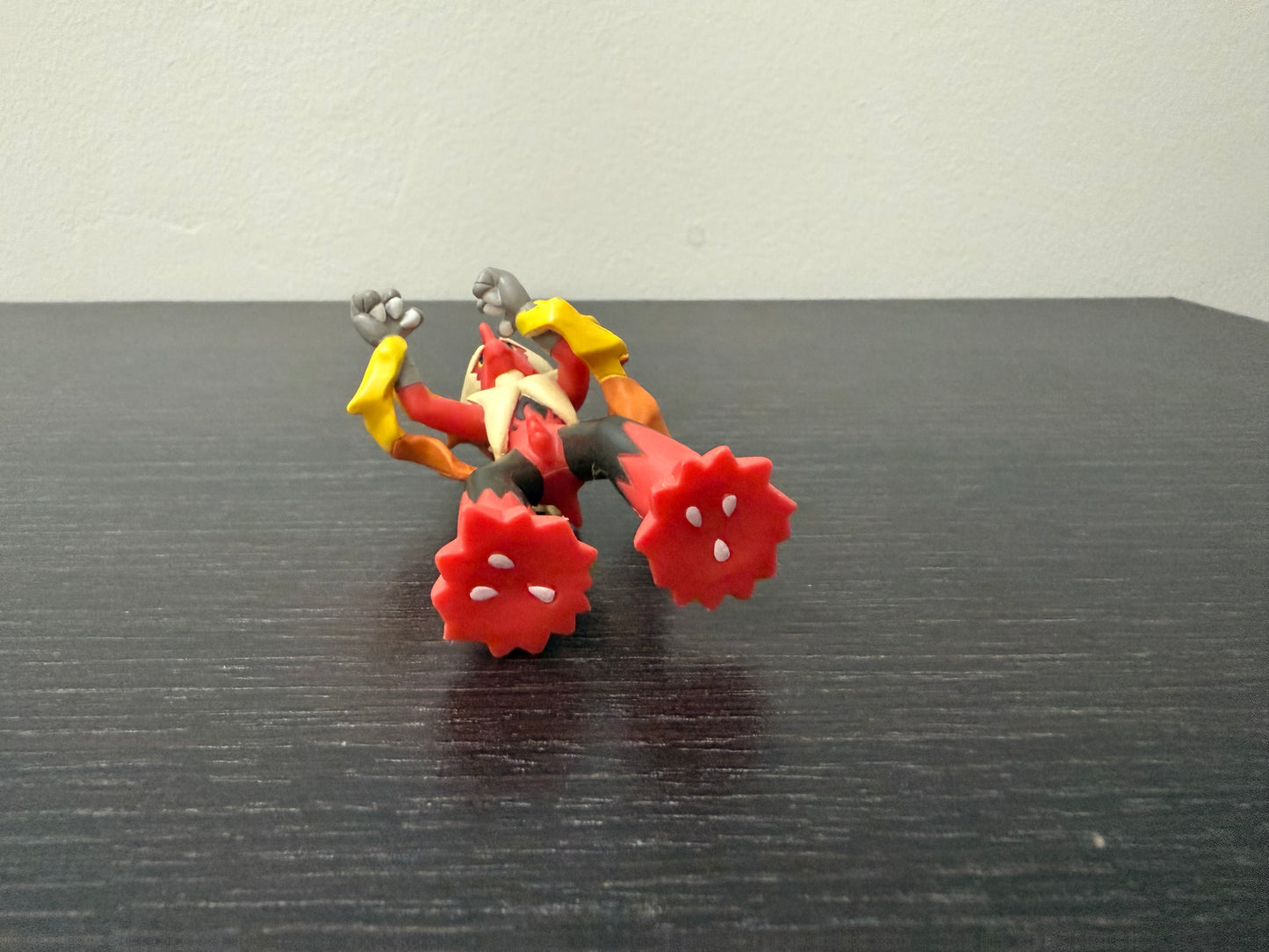 MEGA BLAZIKEN - FIGURE TOMY ARTS