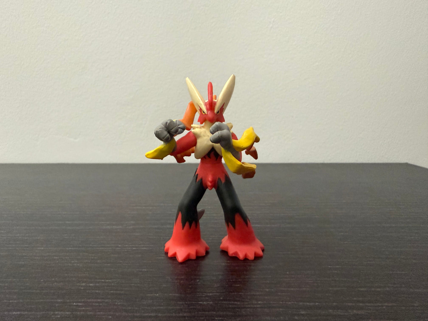 MEGA BLAZIKEN - FIGURE TOMY ARTS