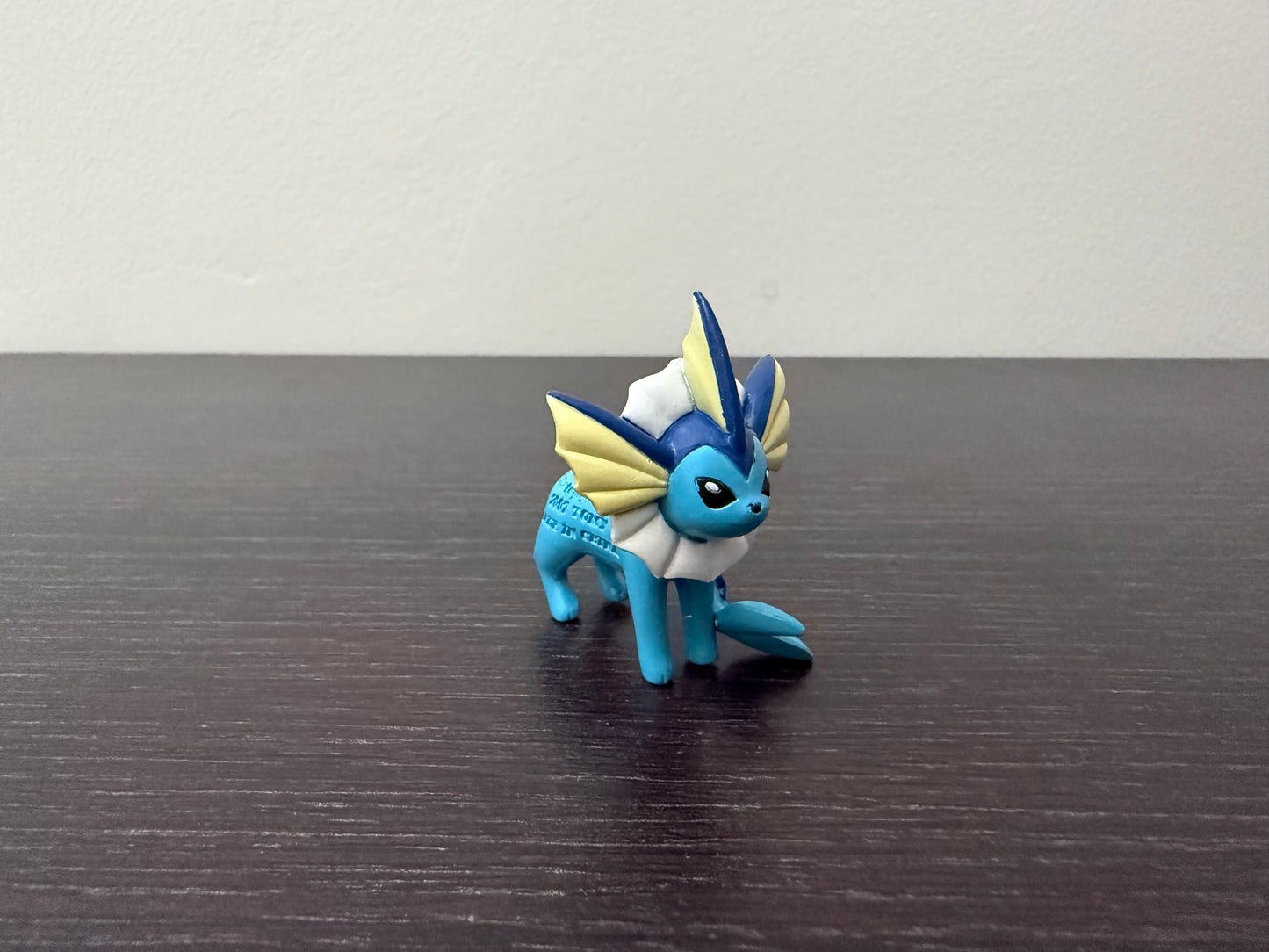 VAPOREON ALTERNATIVE POSE - FIGURE TOMY