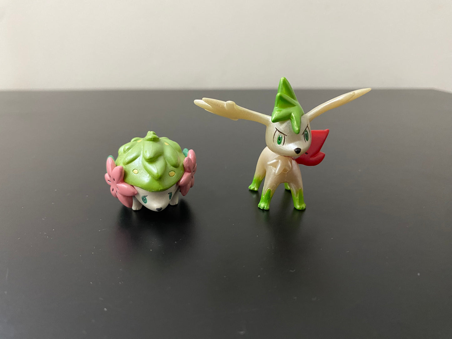 SHAYMIN SKY FORM & SHAYMIN PEARLY - FIGURE TOMY CGTSJ