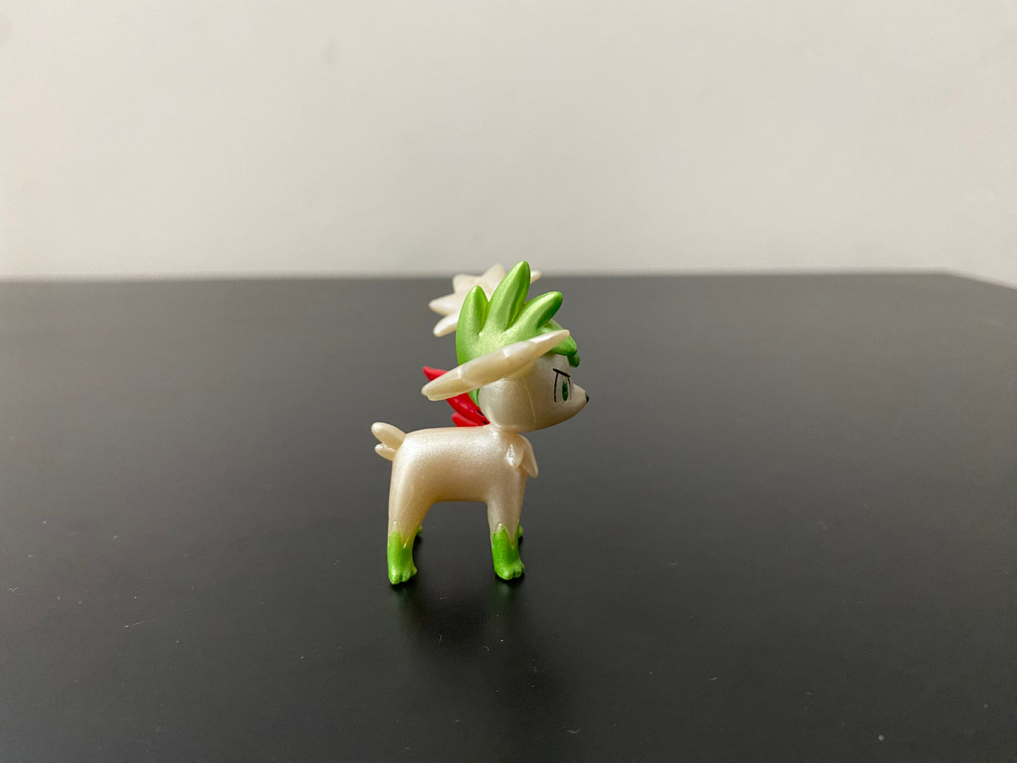 SHAYMIN SKY FORM PEARLY - FIGURE TOMY CGTSJ