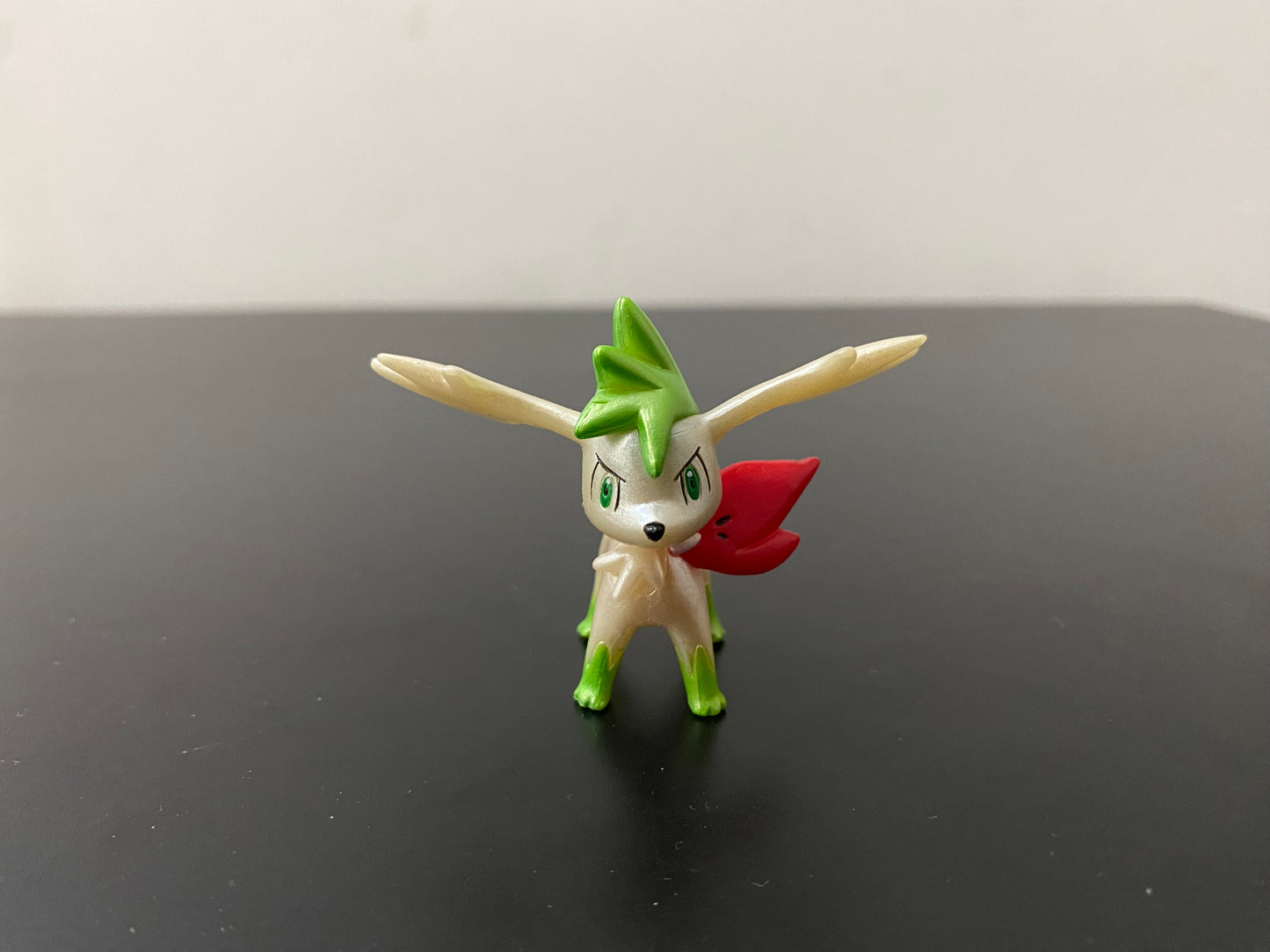 SHAYMIN SKY FORM PEARLY - FIGURE TOMY CGTSJ