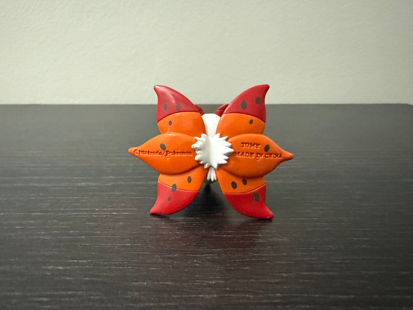 VOLCARONA - FIGURE TOMY