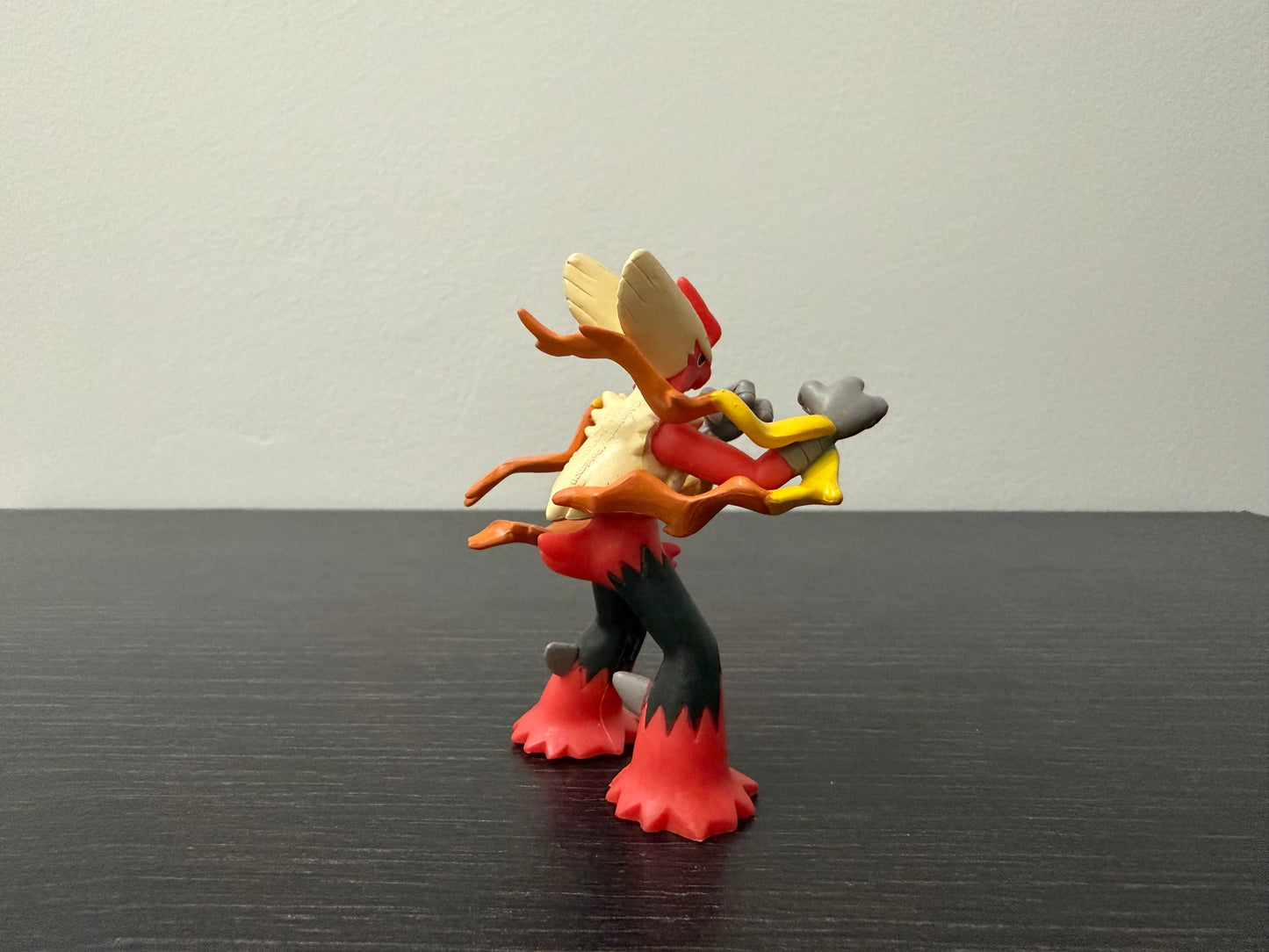 MEGA BLAZIKEN - FIGURE TOMY ARTS