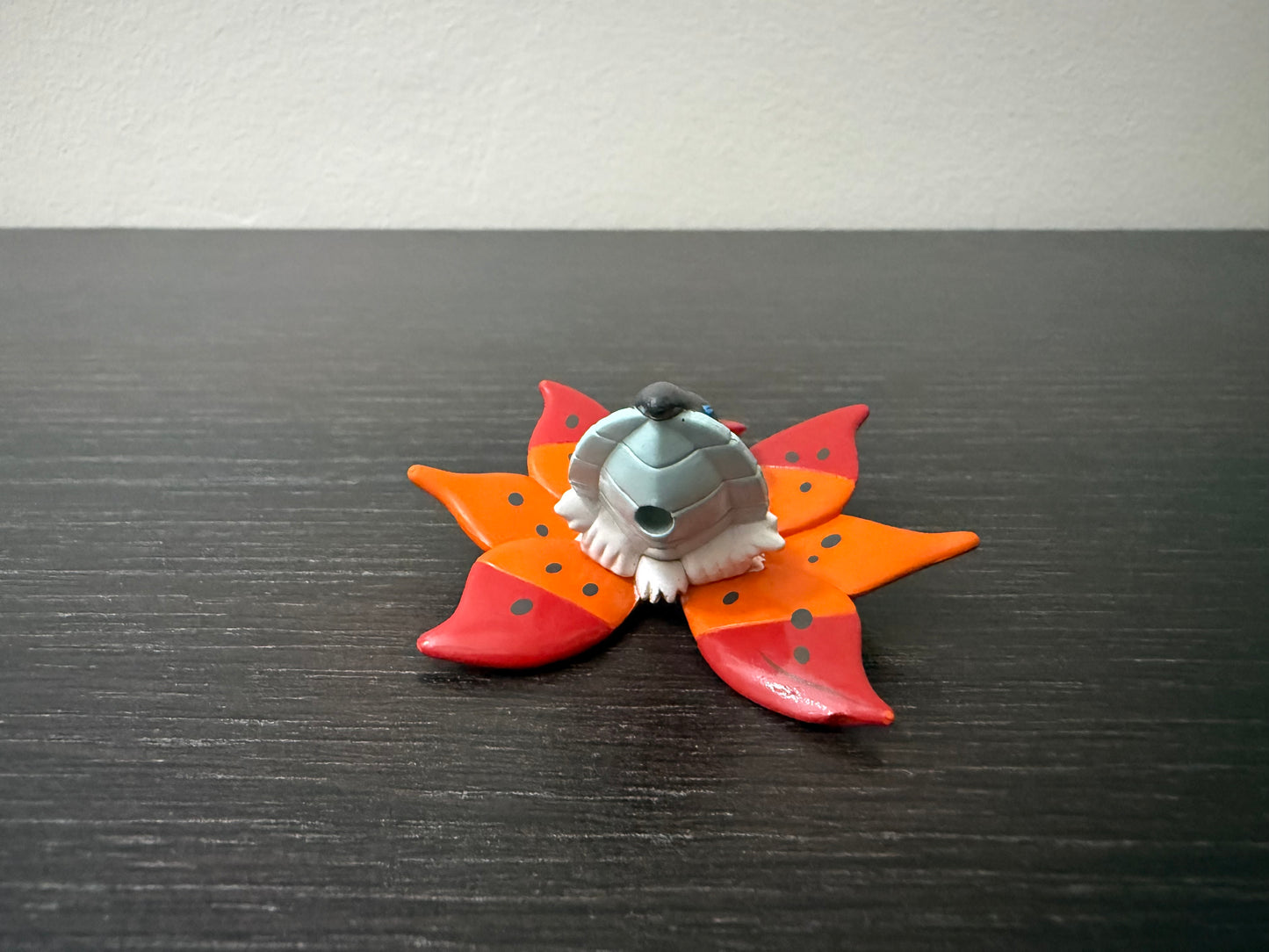 VOLCARONA - FIGURE TOMY