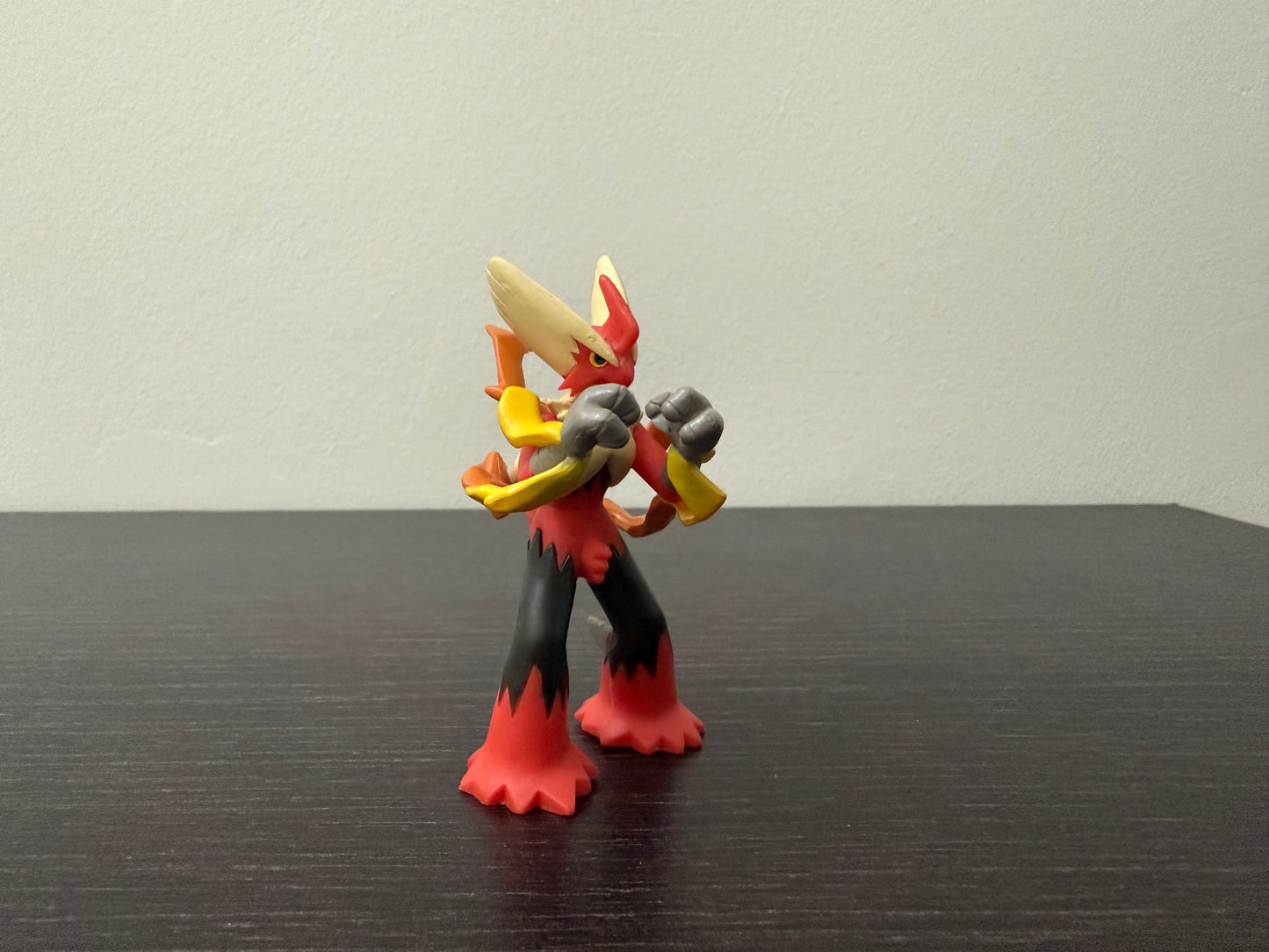 MEGA BLAZIKEN - FIGURE TOMY ARTS